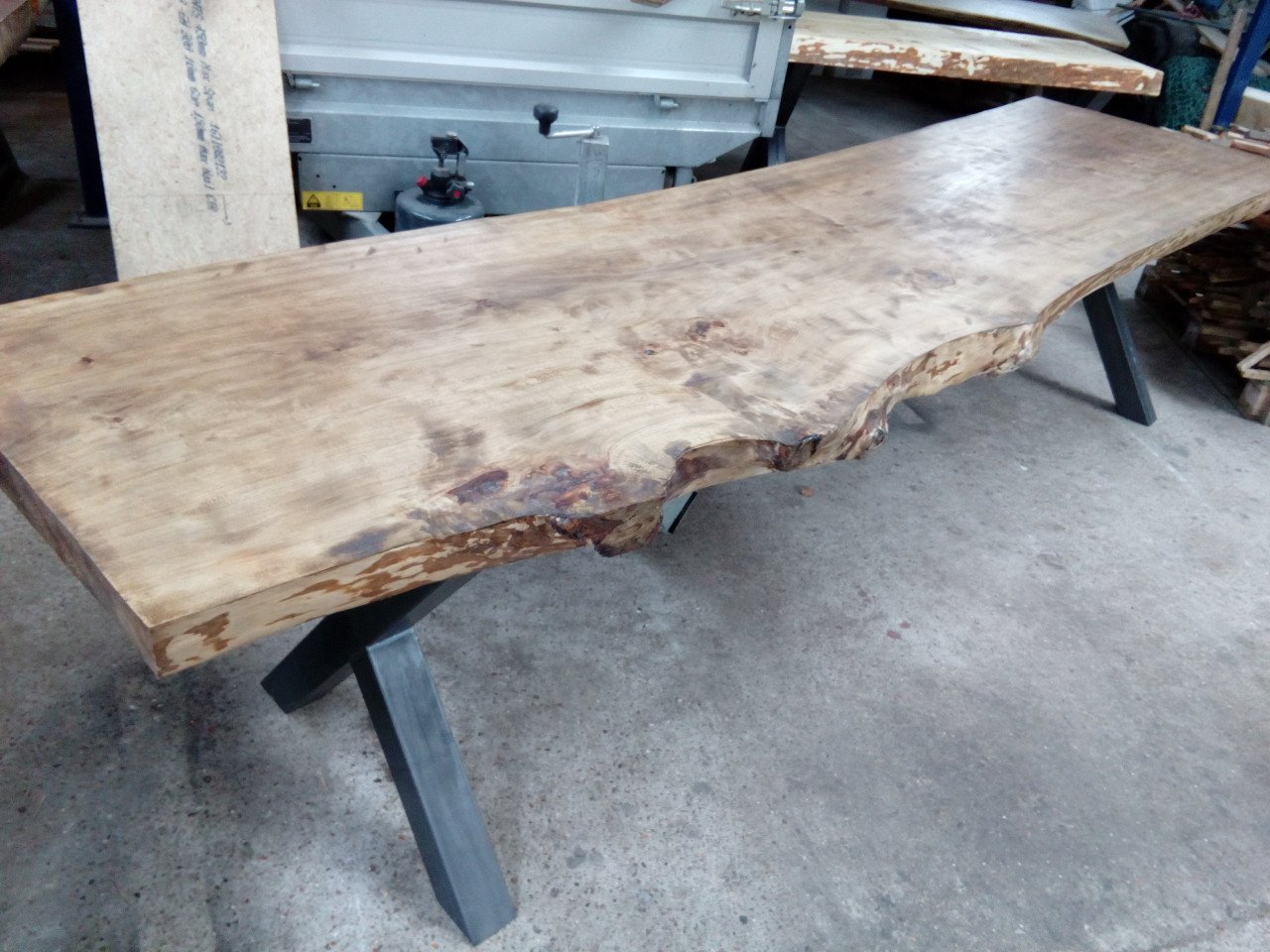 Boomstamtafels, tafelbladen planken decoratieplanken, wandplanken bar/salon