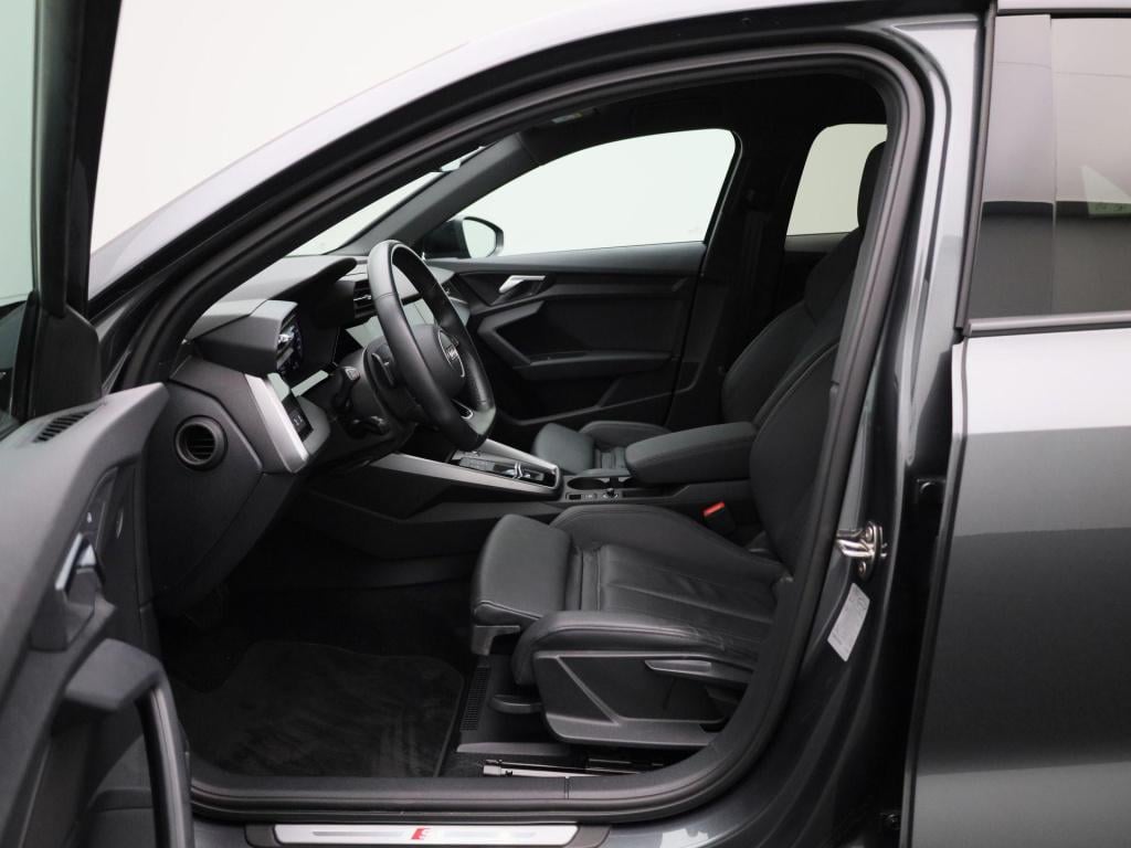 Audi A3 limousine 30 tfsi s edition | automaat | navigatie | vlak stuur | c