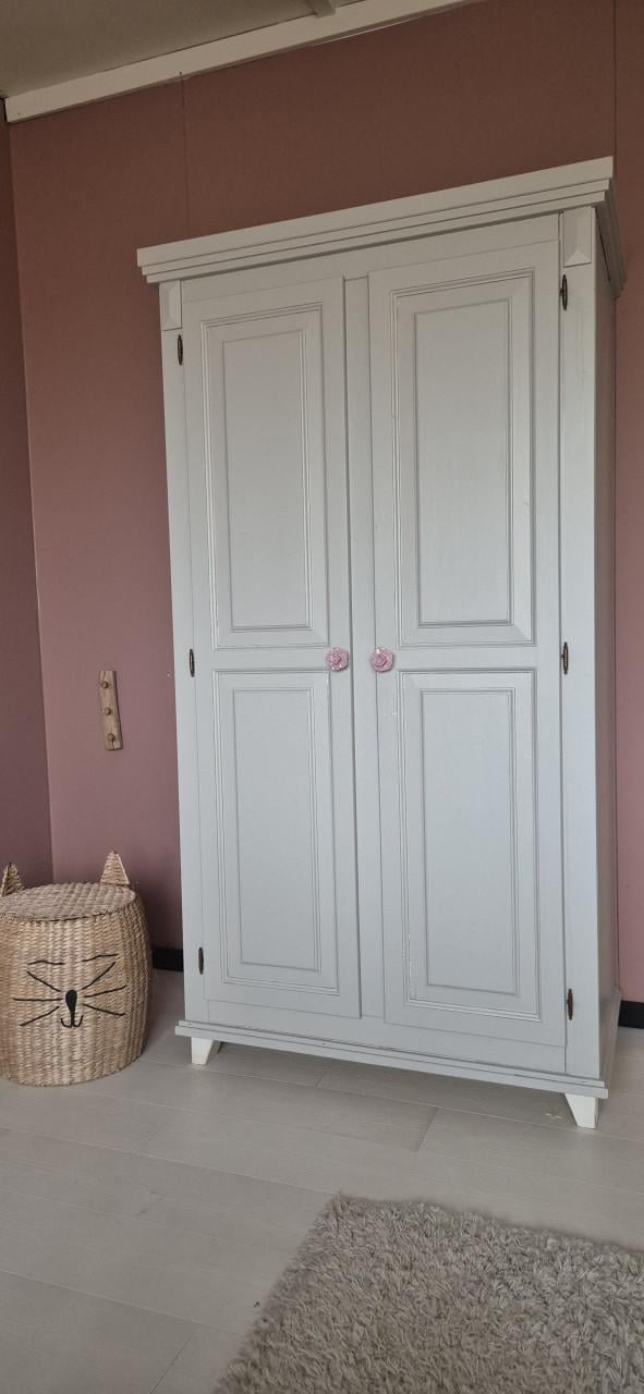 Leuke grenen kledingkast