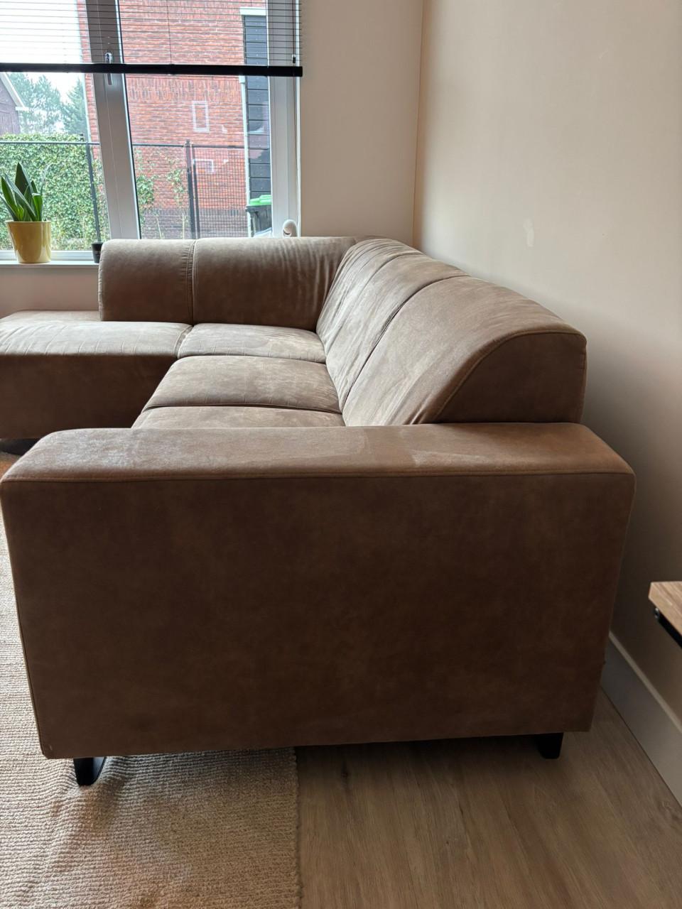 Te koop; hoekbank met poef