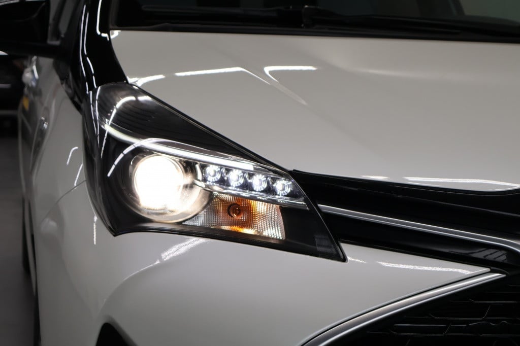 Toyota Yaris 1.5 hybrid dynamic bi-tone