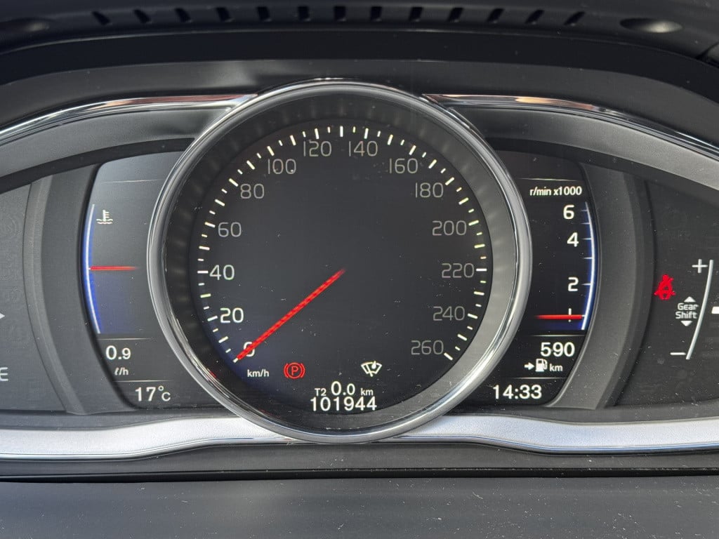 Volvo V60 2.0 t3 r-design | trekhaak | on-call | 18" lmv