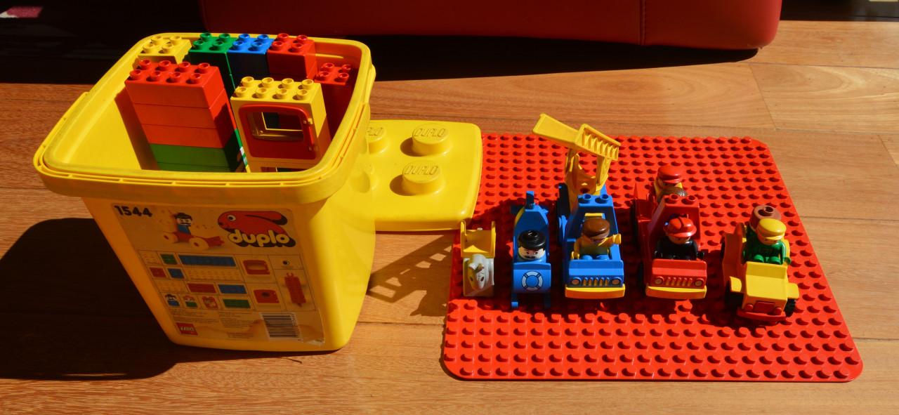 Duplo emmer set (1544) + bouwplaat + voertuigen + poppetjes