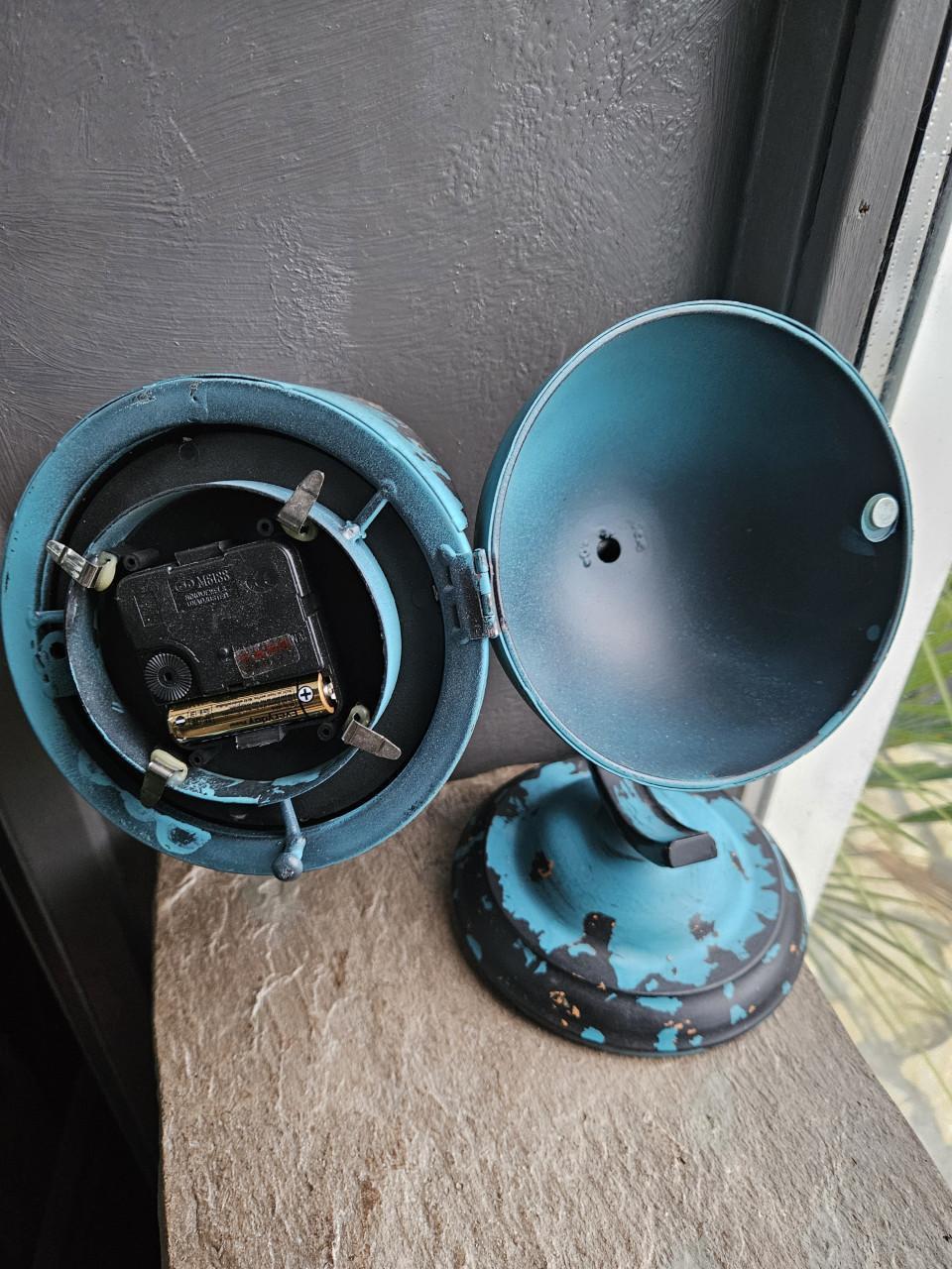 Prachtige metalen retro look tafelklok in werkende staat...