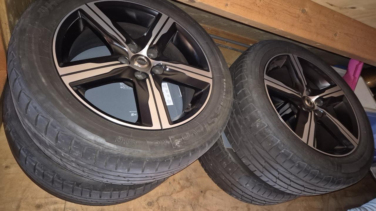 Originele Volvo velgen met Hankook zomerbanden als nieuw