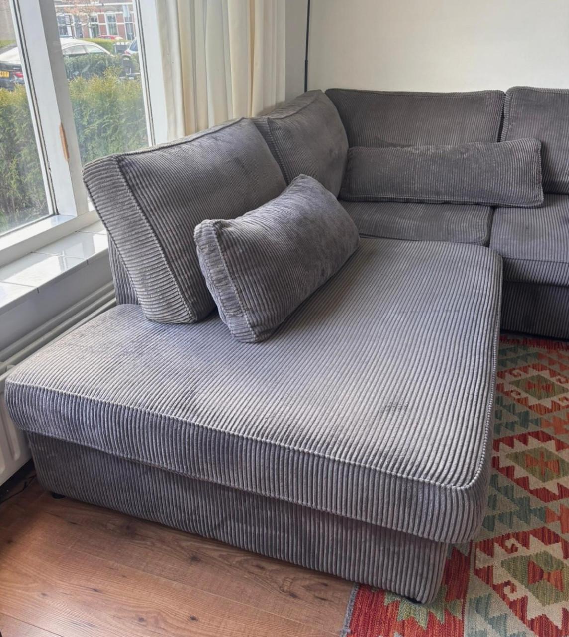 Grijze hoekbank 300 x 240 cm in goede staat