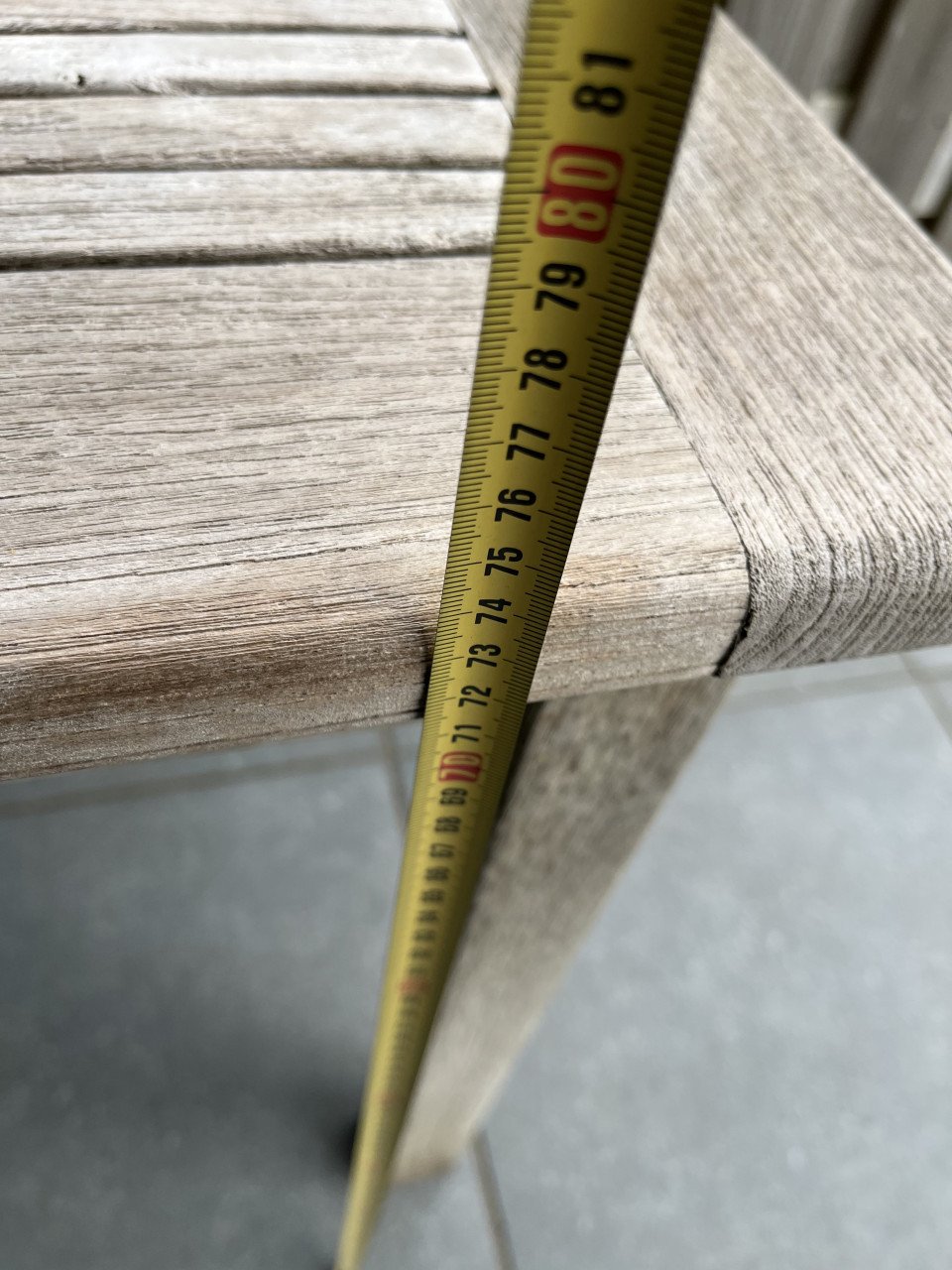 Teak houten tafel met 4 witte tuinstoelen