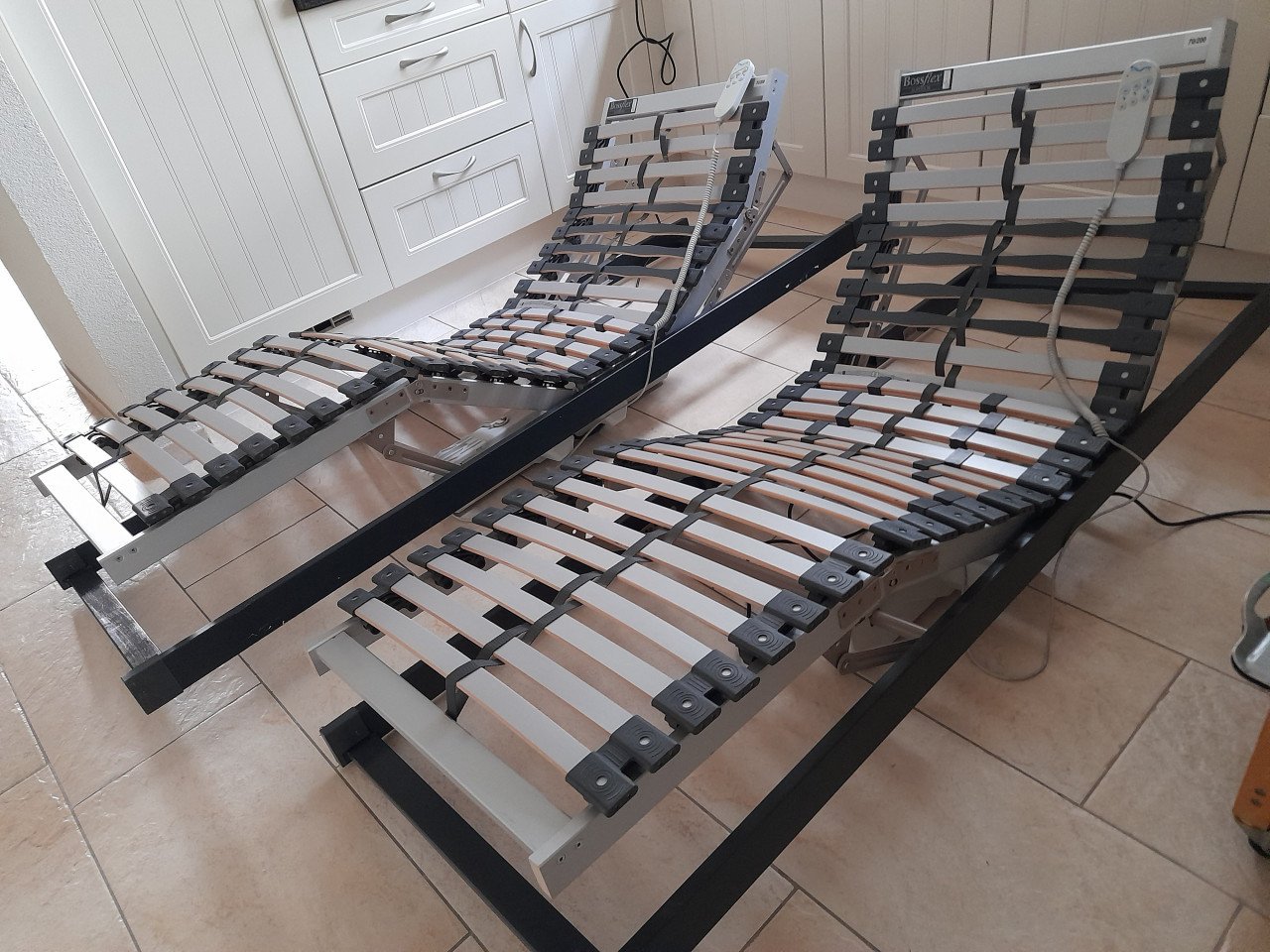 2 x Bossflex elektrisch verstelbare lattenbodems 70 x 200 (in goede staat)
