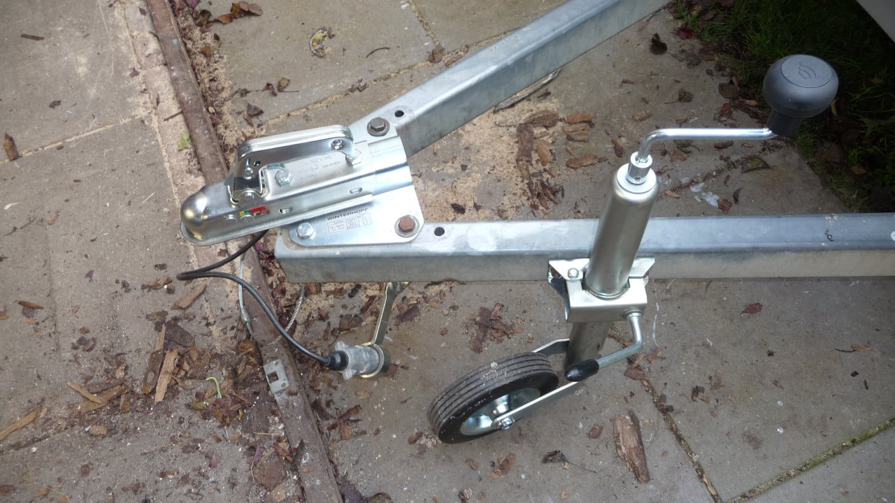 TE KOOP ongeremde aanhanger PLATEAUWAGEN tandemasser voor gewoon rijbewijs