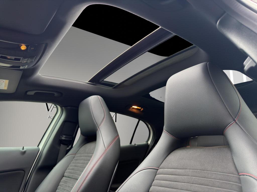 Mercedes-Benz Gla-klasse 180 business solution amg pano camera clima