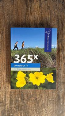 Boek '365 x de natuur in' van Natuurmonumenten.