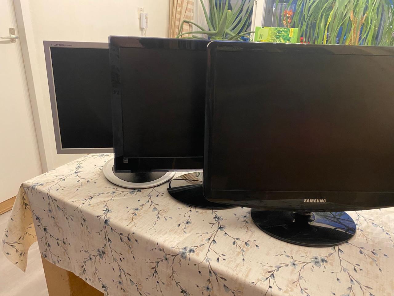 5 werkende pc's, 3 monitoren en 7 toetsenborden