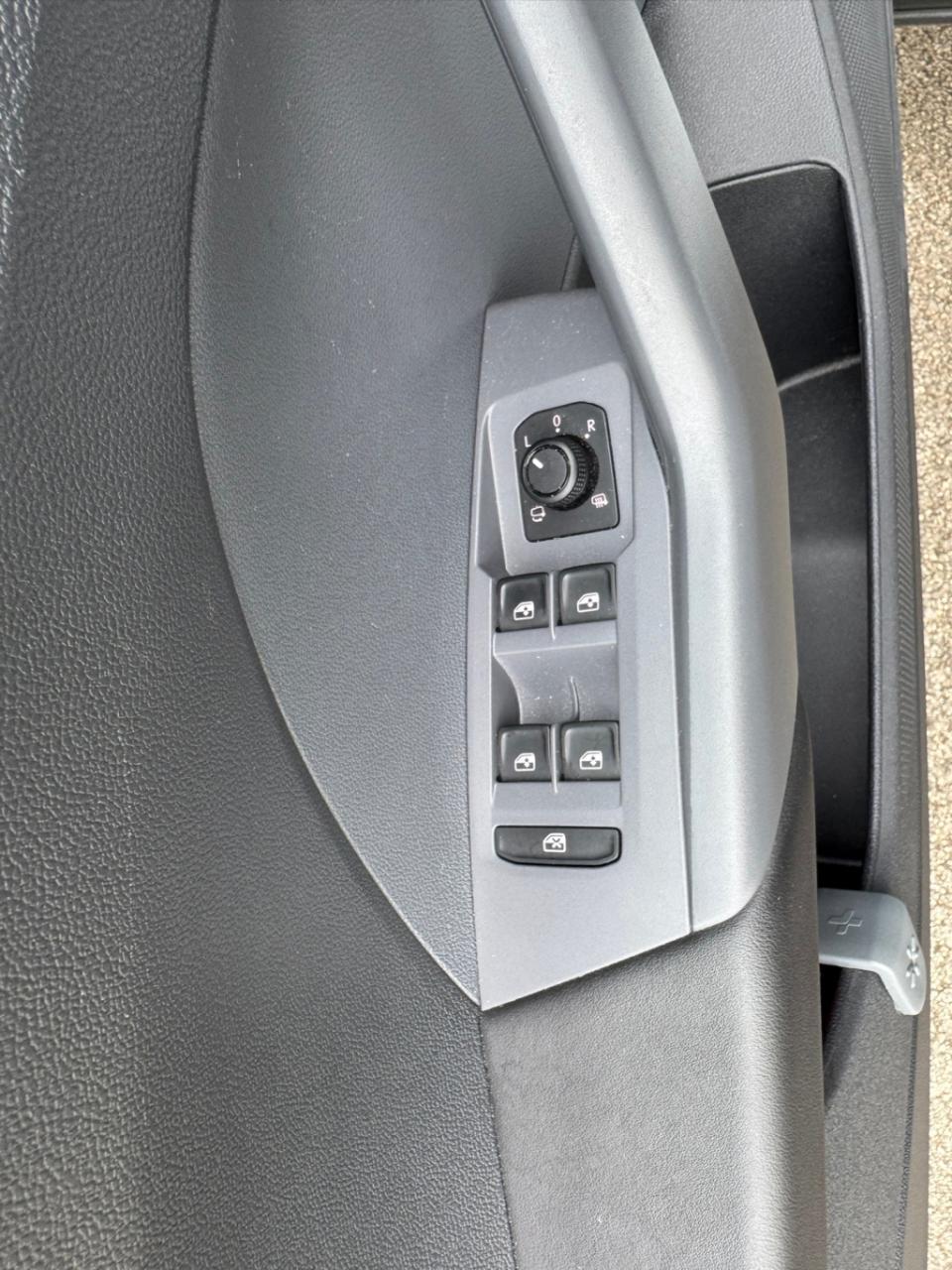 Volkswagen T-cross 1.0 tsi life automaat , apple carplay , trekhaak