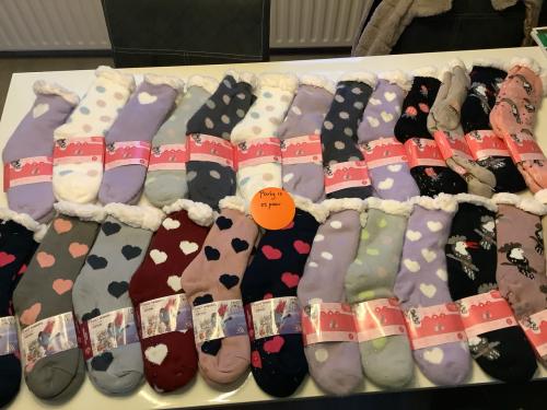 Partij warme dames fluffy huissokken met antislip. ( partij 10)
