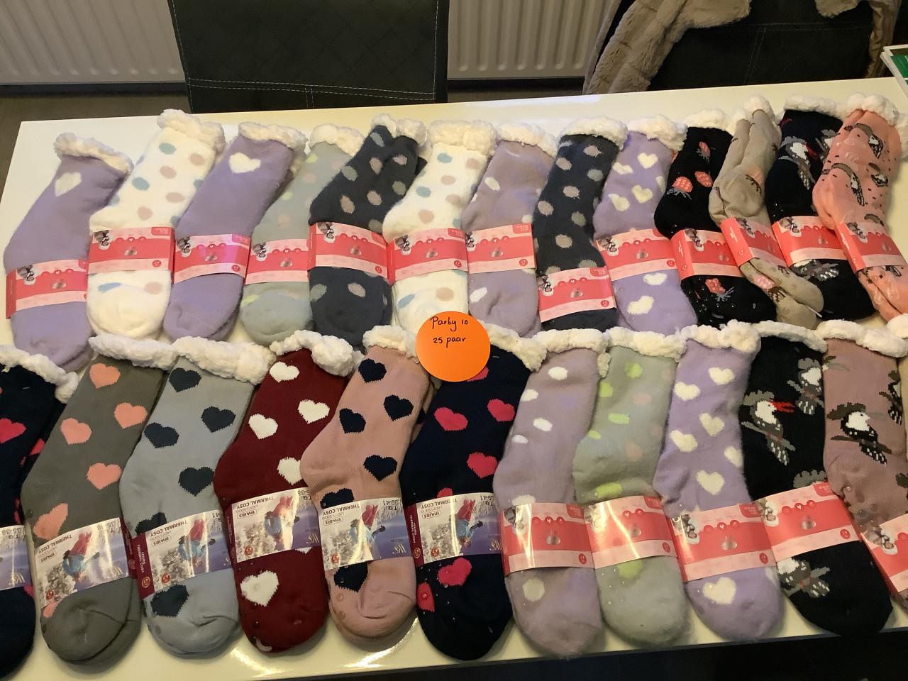 Partij warme dames fluffy huissokken met antislip. ( partij 10)