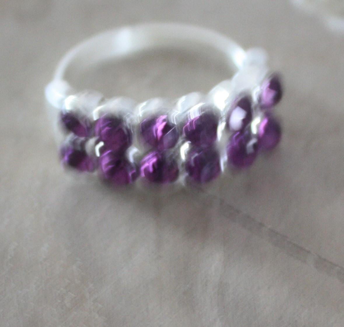 Zilverkleurige ring met parse  steentjes