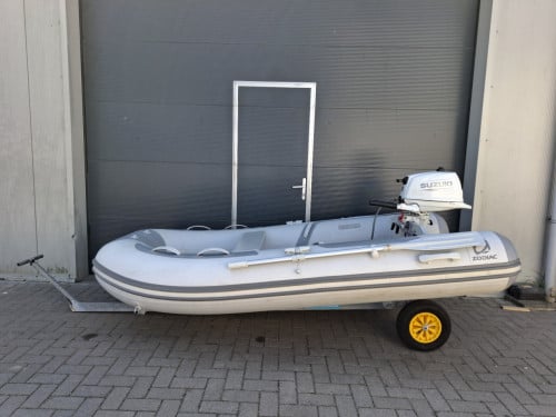 Zodiac 300 met Suzuki 6pk en Pega strandtrailer