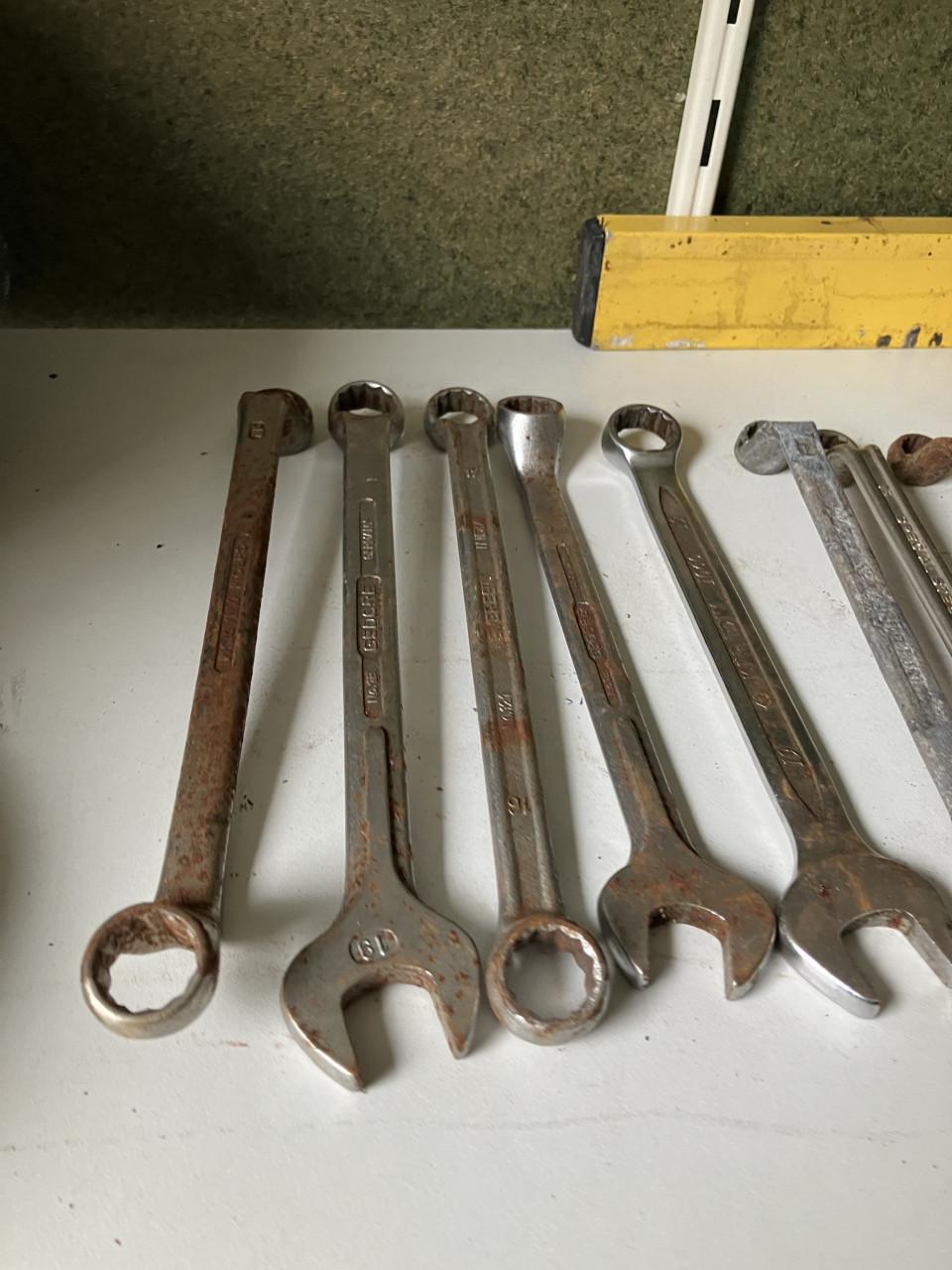 Te koop diverse handgereedschappen liefst in een koop