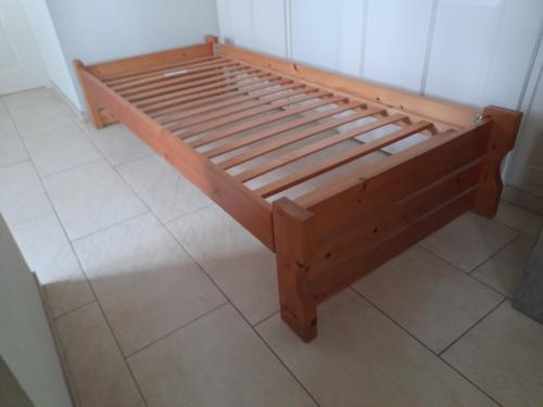 Massief houten bed 90 x 200 (in goede staat )