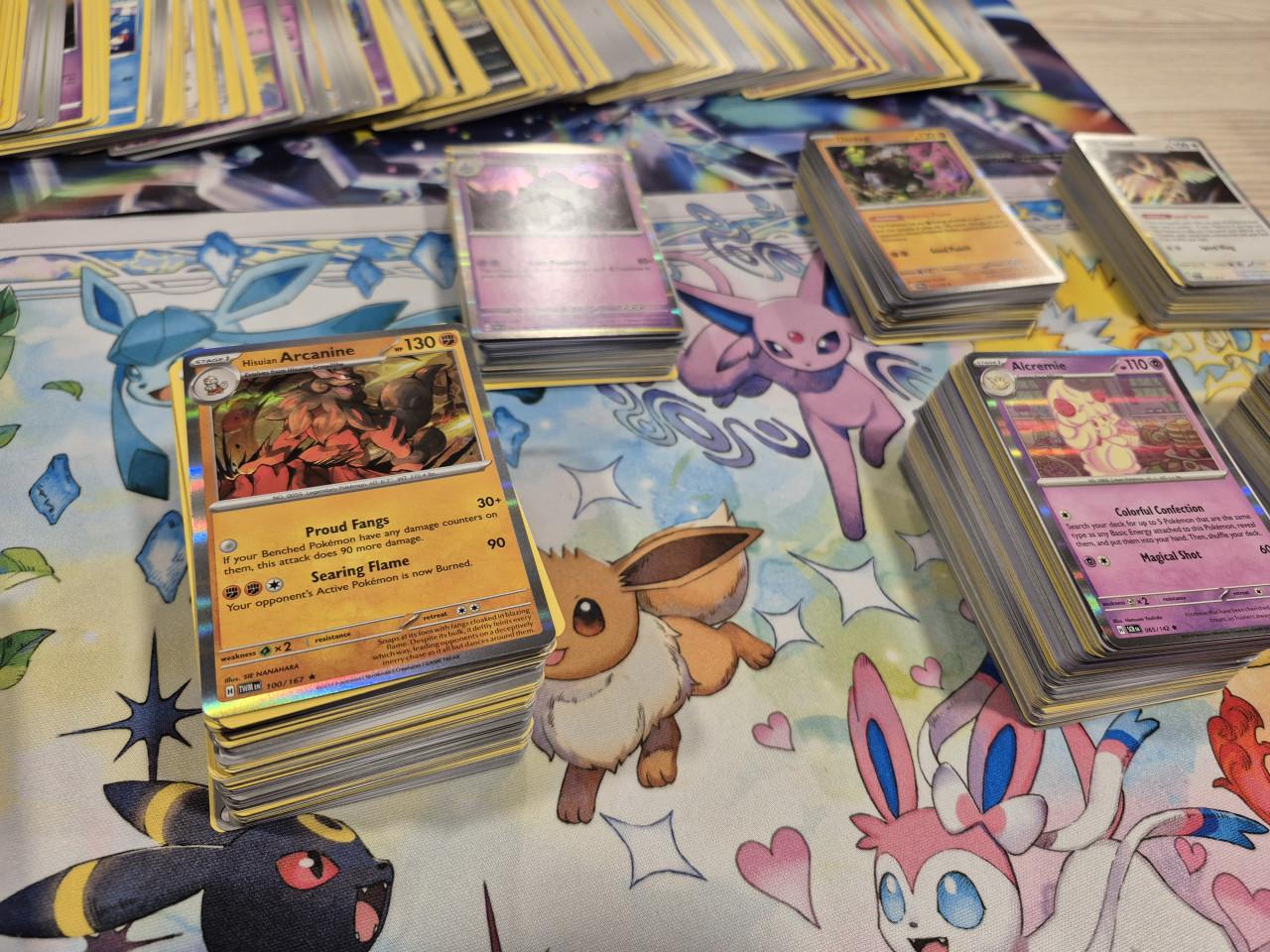 Mooie partij van 800+ pokemon kaarten. Glimmende & normale