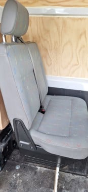 Tweezits bijrijdersbank voor een Volkswagen Transporter T5.