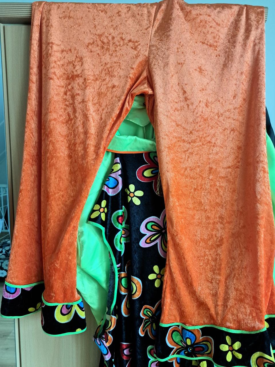 Leuk fleurig carnavalspak.