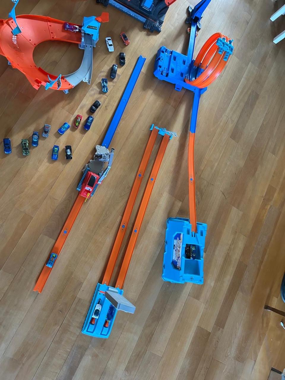 Hot Wheels garage en verschillende banen plus autootjes
