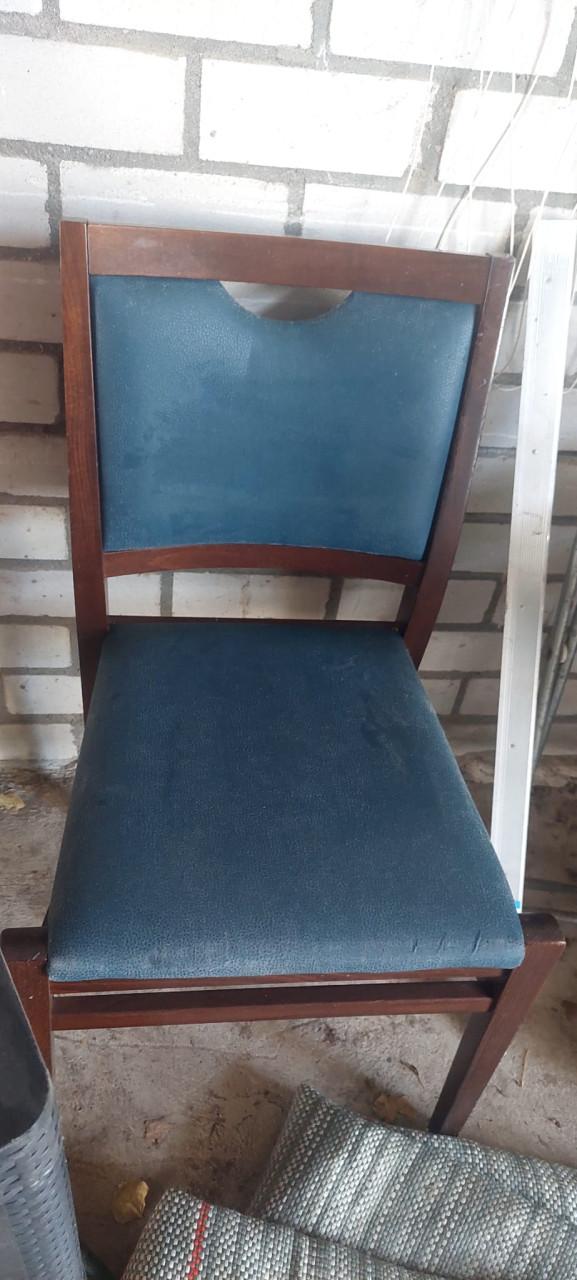 Stoelen ligstoel sneeuwkettingen schaatsen kast skeelers etc etc