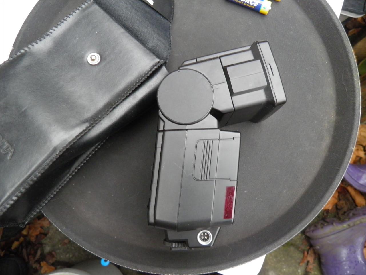 Flitser minolta 4000 af, werkt met 4 aa batterijen.