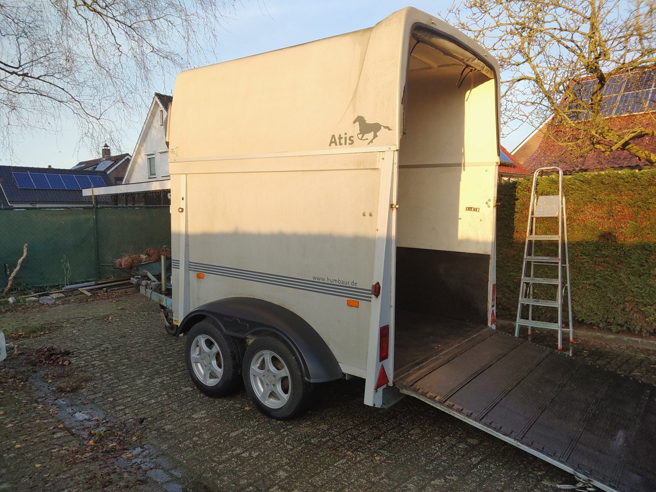 Trailer 2 paards , zadelkamer polyester opbouw, aluminium bodem
