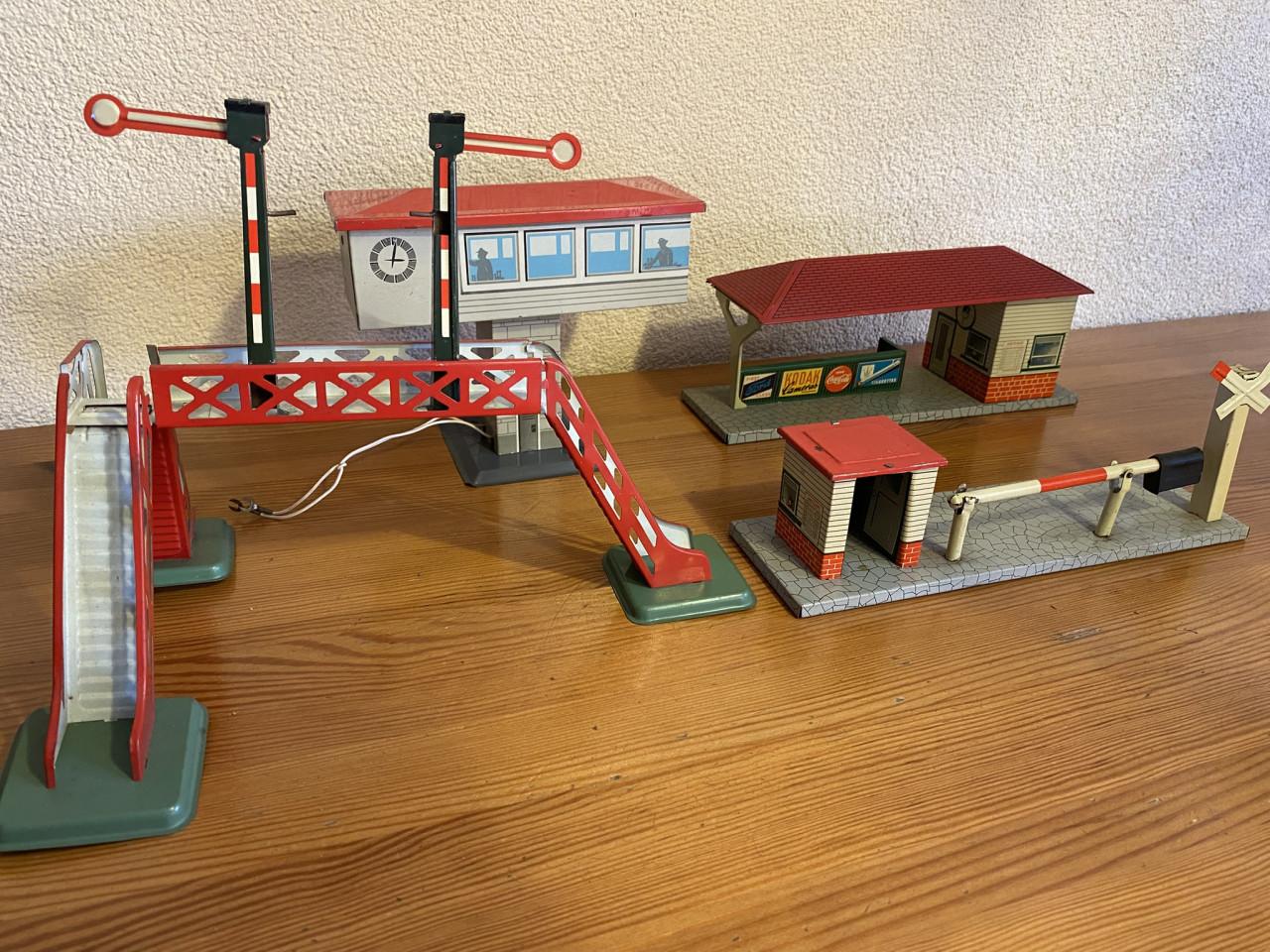 4 stuks blikken toebehoren voor bij modeltreinen