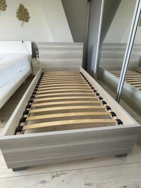 Eenpersoonsbed+lattenbodem+nachtkastje