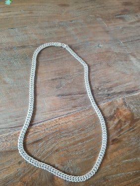Een zilvere handgemaakte gourmet/Cuban ketting.