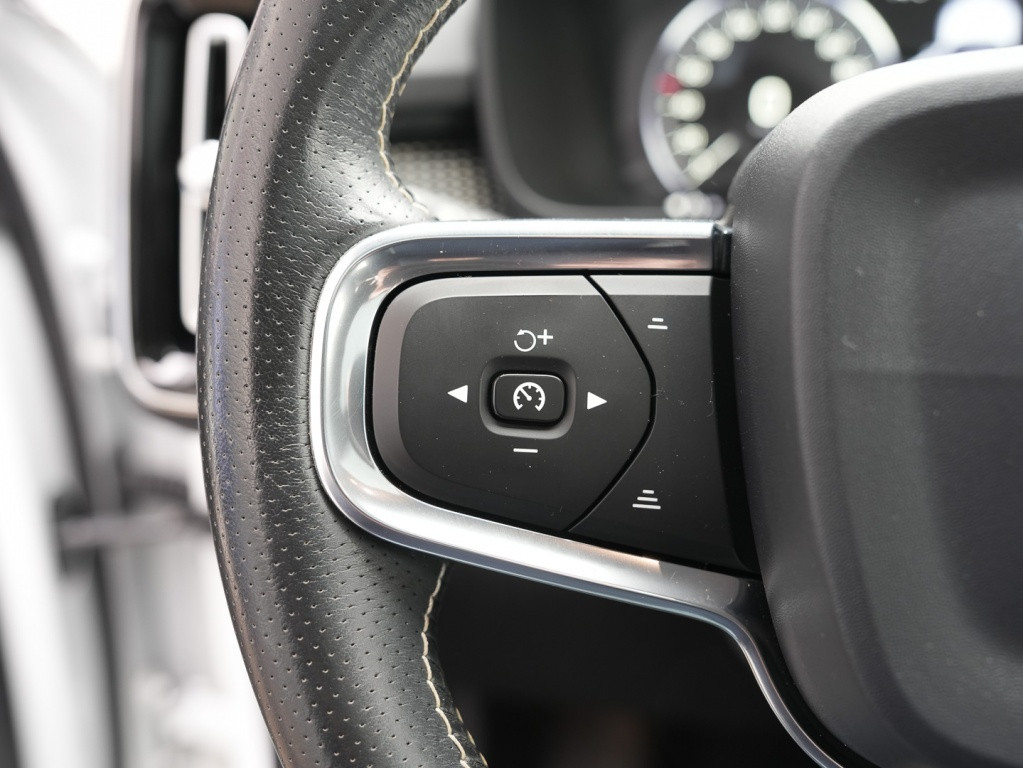 Volvo XC40 t4 190pk r-design| panodak| 360camera| 20''inch| navi| 2 zone cl