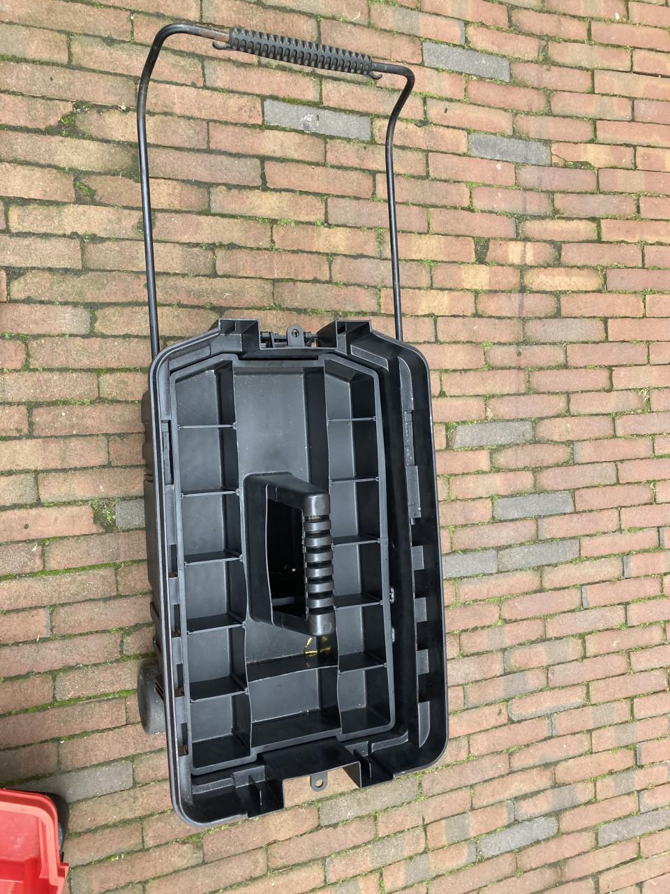 Hengelsteunen/Hengels/Viskoffers/Regenpak AGU/Fietskarretje / Vismolen etc.