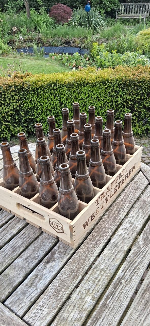 Mooi kratje met lege flesjes Westvleteren
