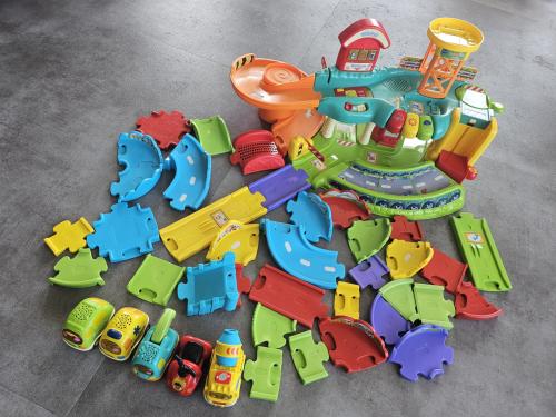 Vtech toet toet garage met veel baandelen en 5 auto's