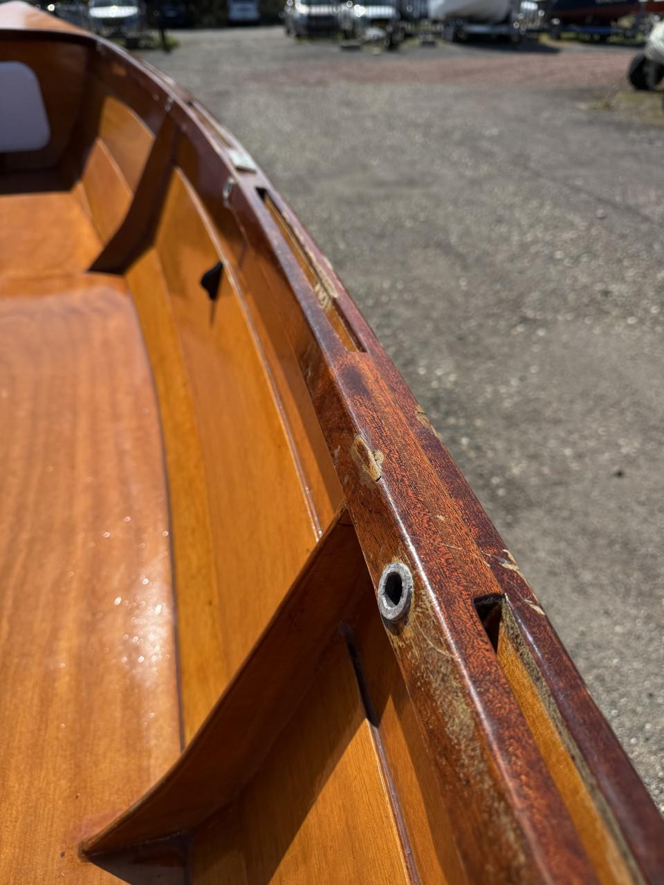 Tweepersoons houten roeiboot