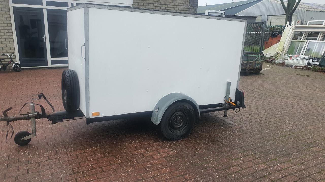 TE KOOP DICHTE AANHANGER