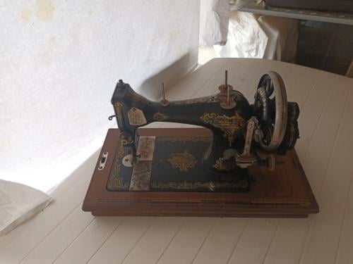 Antiek naaimachine Bera