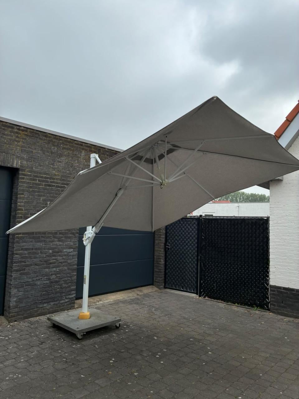 Lichtgrijze parasol 3x3 m Platinum casual living van Challenger z.g.a.n.