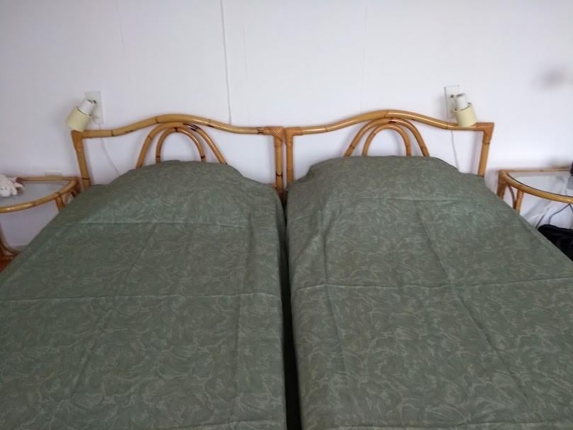 Rotan ledikanten met nachtkastjes