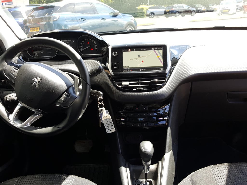 Peugeot 208 1.2 puretech 110pk 5d allure automaat6 navigatie | trekhaak | a