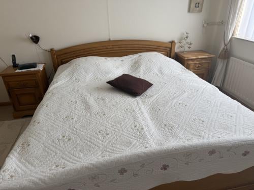 Ledikant, Eiken 1 elekt / 1 hand. 2 lattenb.  2 matrassen en 2 nachtkastjes