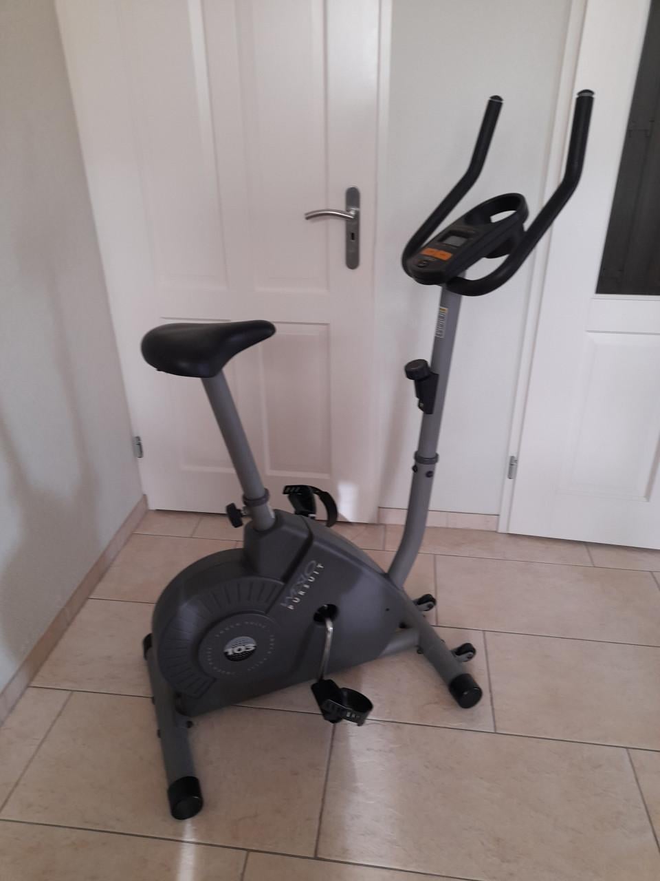 Hometrainer (werkt naar behoren ) in goede staat!  In zwaarte verstelbaar