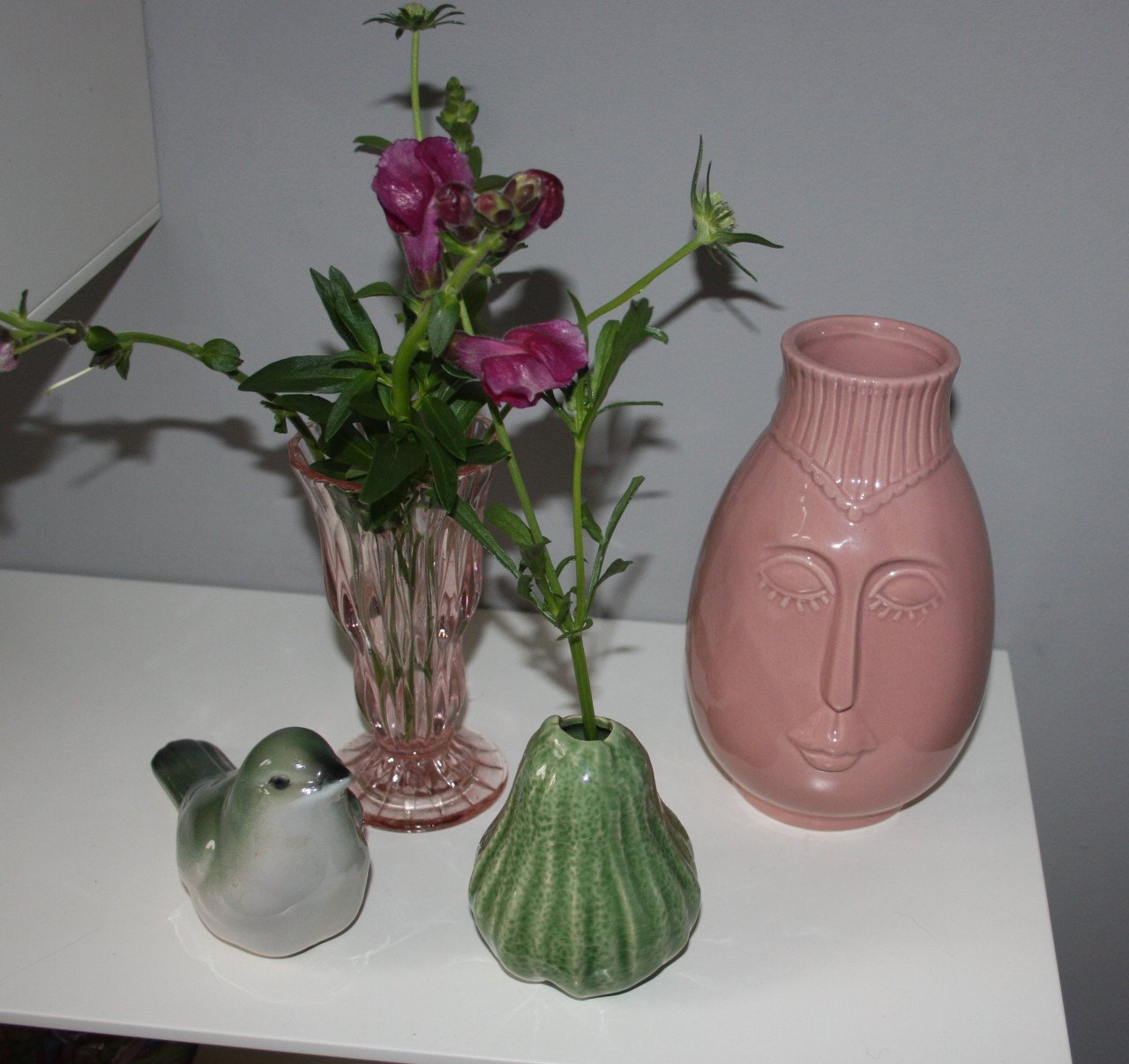 Verschillende design en vintage vaasjes en kandelaars
