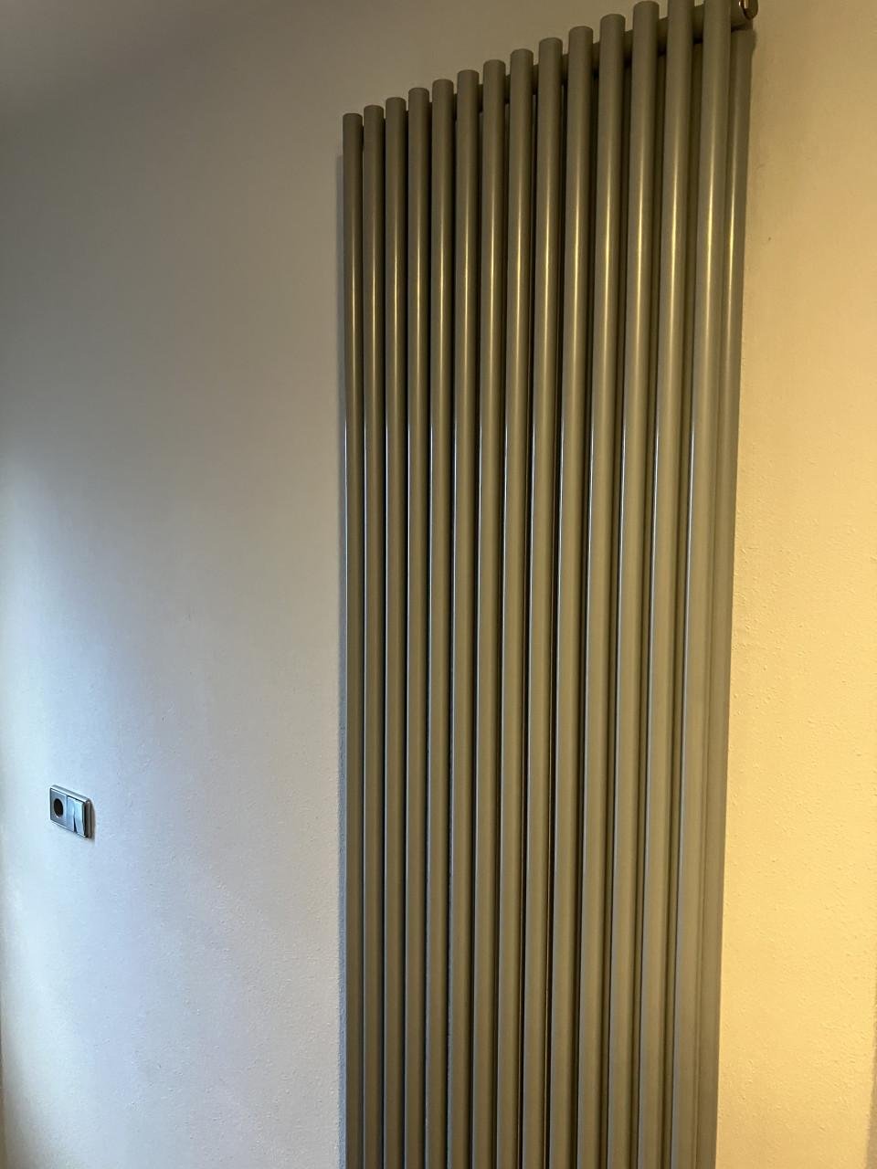 Verticale design radiator grijs