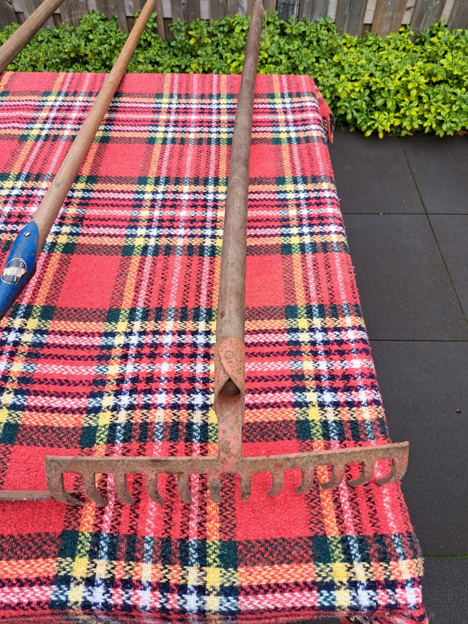 Werk attributen voor binnen en buiten, zoals tuinhak, tuinhark en swiffer.