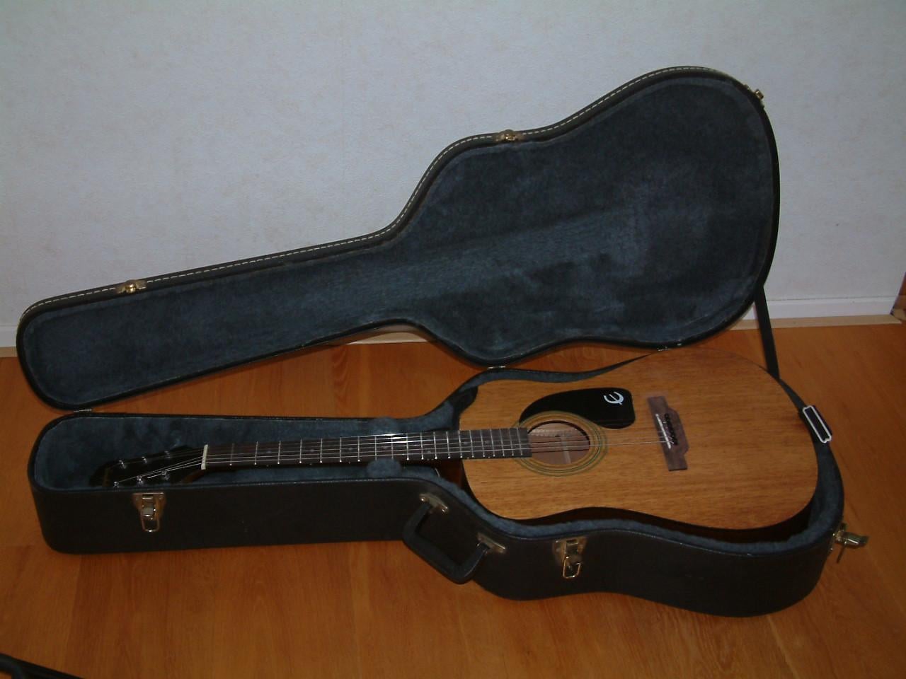 Epiphone  western met  de bij  behorende  koffer van epiphone   175 euro