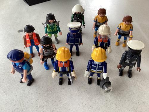 Playmobil.     12 poppetjes.